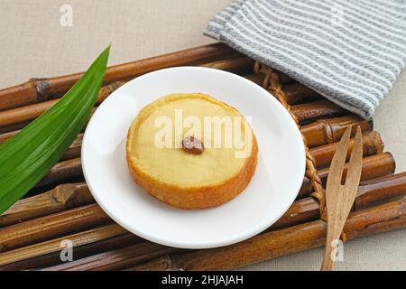 KUE Lam o Mud Cake, spuntino tradizionale indonesiano a base di patate, farina, uova e latte di cocco con uvetta. Messa a fuoco selezionata. Foto Stock