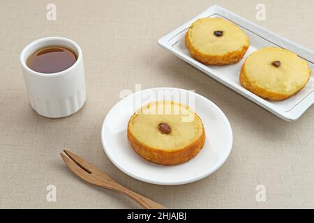 KUE Lam o Mud Cake, spuntino tradizionale indonesiano a base di patate, farina, uova e latte di cocco con uvetta. Messa a fuoco selezionata. Foto Stock