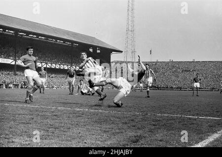 Sunderland 0 v Chelsea, 1 Old League Division due partite al Roker Park.Chelsea giocatori chiudono un giocatore Sunderland Terry Venables (sinistra) guarda su. 18th maggio 1963 Foto Stock