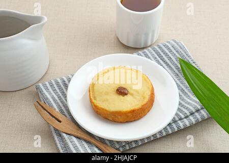 KUE Lam o Mud Cake, spuntino tradizionale indonesiano a base di patate, farina, uova e latte di cocco con uvetta. Messa a fuoco selezionata. Foto Stock