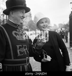 Quando Dorothy Provine 'rosa' arrivò oggi a Londra, voleva vedere la città e fare un po' di gommoni alle famose attrazioni turistiche. L'attrice americana incontra uno Yeomen Warder. 22nd maggio 1962. Foto Stock