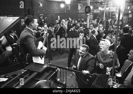 Cantante di cabaret che si esibisce in un pub East End di Londra il sabato sera. 6th luglio 1963 Foto Stock