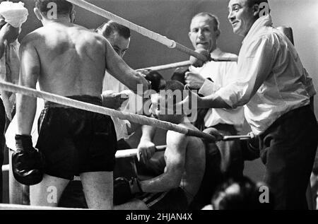 BBBofC British bantamweight title e Commonwealth (British Empire) bantamweight title Fight a Kings Hall, Belfast, Irlanda del Nord tra i rivali di Belfast Freddie Gilroy e John Caldwell.Underdog Gilroy ha vinto la lotta quando Caldwell è stato costretto al ritiro con un occhio tagliato alla fine del nono round. John Caldwell al suo angolo al nono giro dopo che un sever tagliato sopra l'occhio destro ha fermato la lotta. 20th ottobre 1962. Foto Stock