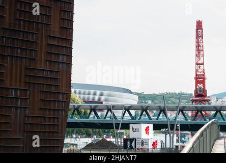 Bilbao, Spagna - Apr 21, 2021: Viste del Palazzo e del ponte di Euskalduna, gru rossa e stadio di calcio San Mames sullo sfondo. Punti di riferimento iconici di Vizcaya Foto Stock