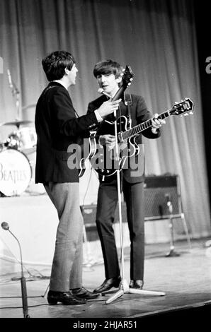 L'immagine mostra Paul McCartney (a sinistra) e George Harrison (a destra). I Beatles si sono esibiti al Prince of Wales Theatre di Londra per lo spettacolo Royal Variety Command che si terrà più tardi lo stesso giorno, il 4th novembre 1963. **Nota bene - si tratta di un'immagine DI PROVA scattata prima del giorno stesso, lo stesso giorno prima dell'evento*** Foto scattata il 4th novembre 1963 Foto Stock