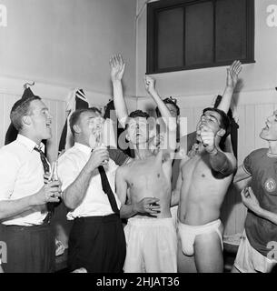 Sunderland 0 v Chelsea, 1 Old League Division due partite al Roker Park.Chelsea giocatori celebrano la promozione alla League Division uno dopo aver sconfitto Sunderland. 18th maggio 1963 Foto Stock