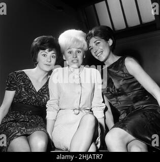 Prove di 'The Rag Trade' presso St Mary's Hall, Crawford Street, Londra. Amanda Reiss, Barbara Windsor e Miriam Karlin. 2nd gennaio 1963. Foto Stock