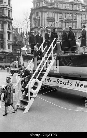 First Lord of the Admiralty Lord Carrington e sua moglie Lady Carrington, visitano il nuovo Sheringham Lifeboat "The Manchester Unity of Odd Fellows", esposto di fronte alla cattedrale di St. Paul a Londra. Furono Uniti dal Signore Sindaco di Londra e furono ricevuti dal coxswain di Sheringham Henry West. 19th marzo 1962. Foto Stock