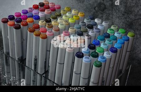 SEVERODVINSK, RUSSIA - GENNAIO, 04, 2022: Marcatori Sketchmarker alcool pennarello per disegnare in un vassoio di stoccaggio di marca Foto Stock