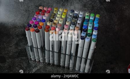 SEVERODVINSK, RUSSIA - GENNAIO, 04, 2022: Marcatori Sketchmarker alcool pennarello per disegnare in un vassoio di stoccaggio di marca Foto Stock