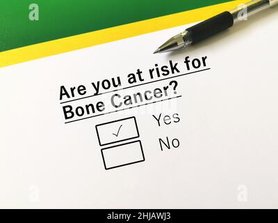 Una persona sta rispondendo alla domanda sul rischio di cancro. È a rischio di cancro alle ossa. Foto Stock