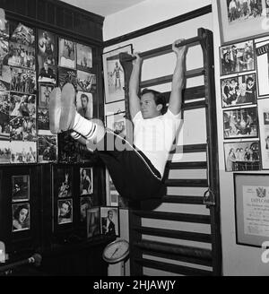 Il cantante americano, Pat Boone, si esercita per la sua parte nel suo prossimo film "The Main Attraction" dove suona un artista circense. Avrà un po' di trapezio nel film. Per questo si sta esercitando al Mickey Wood's Gymnasium in Paddington Street. 30th gennaio 1962. Foto Stock