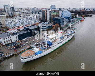 Varie navi militari e di ricerca sul fiume Pregolya nel porto di Kaliningrad, Russia. Foto Stock