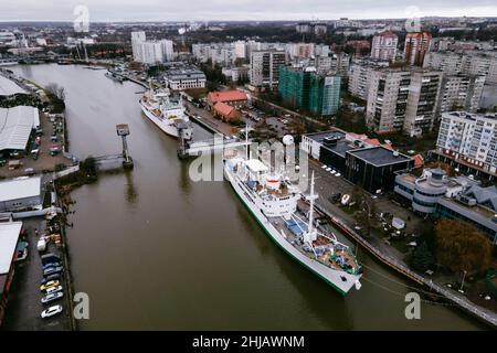 Varie navi militari e di ricerca sul fiume Pregolya nel porto di Kaliningrad, Russia. Foto Stock