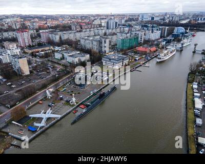 Varie navi militari e di ricerca sul fiume Pregolya nel porto di Kaliningrad, Russia. Foto Stock