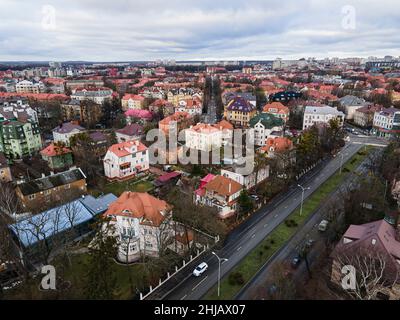 Belle case nel centro storico di Kaliningrad. Vecchia architettura tedesca. Vista aerea dal drone Foto Stock