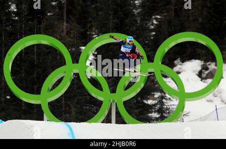 Foto di archivio datata 23-02-2010 del Sarah Sauvey della Gran Bretagna durante la Sci Cross delle donne. Non sono solo i timori della pandemia di invasione - e la reale prospettiva che gli atleti vedano i loro sogni olimpici appassire in una struttura di isolamento - a portare molti a chiedersi se le Olimpiadi di Pechino debbano aver luogo. Data di emissione: Venerdì 28 gennaio 2022. Foto Stock