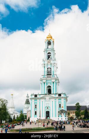 Persone che camminano vicino alla Chiesa in onore della discesa dello Spirito Santo (Chiesa di Dukhovskaya). Trinità Sergius Lavra, Sergiev Posad, Russia. Foto Stock