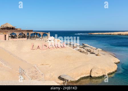 Hurghada, Egitto - 03 giugno 2021: Hotel abbandonato la Dorada e spiaggia vuota senza persone durante una pandemia alla baia segreta, Hurghada in Egitto. Foto Stock