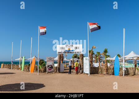 Hurghada, Egitto - 03 giugno 2021: Vista del Coco Loco Lounge e Beach Club Makadi nella Baia di Makadi, che uno degli Egitto bella Riviera del Mar Rosso. Foto Stock