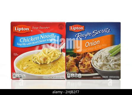 IRVINE, CALIFORNIA - 27 JAN 2022: Una scatola di Lipton Chicken Noodle Soup Mix e cipolla Soup e DIP mix. Foto Stock