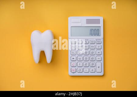 Denaro dentale e costo dentista. Assicurazione per impianti dentali Foto Stock