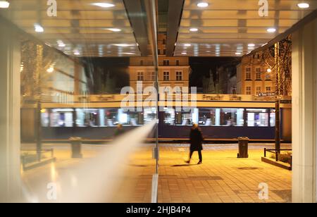 Rostock, Germania. 28th Jan 2022. Una donna attraversa Neuer Markt mentre passa un tram. Credit: Danny Gohlke/dpa/Alamy Live News Foto Stock