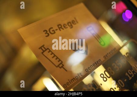 Rostock, Germania. 28th Jan 2022. Vista di un segno che indica la regola 3G. Credit: Danny Gohlke/dpa/Alamy Live News Foto Stock