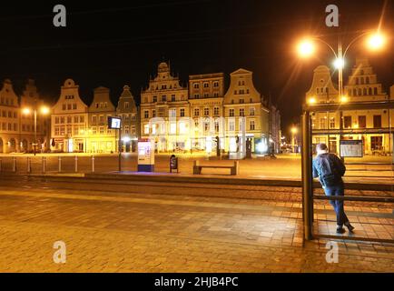 Rostock, Germania. 28th Jan 2022. Un uomo è in piedi a una fermata di tram su Neuer Markt. Credit: Danny Gohlke/dpa/Alamy Live News Foto Stock