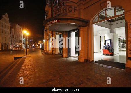 Rostock, Germania. 28th Jan 2022. Un veicolo di pulizia attraversa il cantiere Rostock. Credit: Danny Gohlke/dpa/Alamy Live News Foto Stock