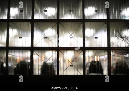 Rostock, Germania. 28th Jan 2022. Vista sul retro di un garage nel Petriviertel. Credit: Danny Gohlke/dpa/Alamy Live News Foto Stock