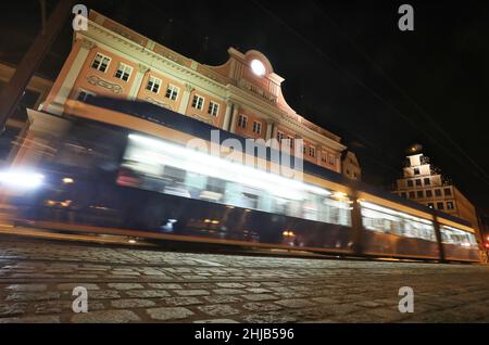 Rostock, Germania. 28th Jan 2022. Un tram passa accanto al municipio. Credit: Danny Gohlke/dpa/Alamy Live News Foto Stock