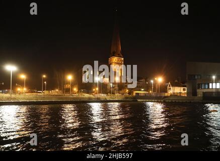 Rostock, Germania. 28th Jan 2022. Vista sul fiume Warnow fino alla chiesa di San Pietro. Credit: Danny Gohlke/dpa/Alamy Live News Foto Stock