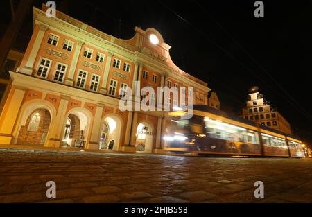 Rostock, Germania. 28th Jan 2022. Un tram passa accanto al municipio. Credit: Danny Gohlke/dpa/Alamy Live News Foto Stock