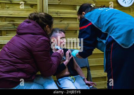Un adolescente riceve la sua prima dose del vaccino Covid-19 a Montauban, nel sud della Francia. Per facilitare la vaccinazione dei bambini più piccoli, il dipartimento Tarn-et-Garonne sta aprendo spazi dedicati per appuntamenti per i bambini di età compresa tra i 5 e i 11 anni. È prevista un'operazione per questo giovedì 27 gennaio 2022. Come altri dipartimenti della regione dell'Occitanie, il dipartimento si trova di fronte a un continuo aumento della circolazione virale. Nel periodo dal 16 al 22 gennaio 2022, "un tasso di incidenza dipartimentale di 4.123,9 per 100.000 abitanti", afferma la prefettura. Foto di Patricia Huchot-Boissier/ABA Foto Stock