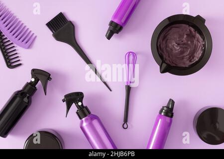 Prodotti per la cura dei capelli, la styling e la colorazione con strumenti per la tintura dei capelli. Vista dall'alto, piatto Foto Stock