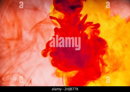 Pittura liquida - linee, figure e modelli astratti. Foto Stock