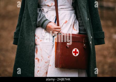 Il re-enattore non identificato indossa la storica uniforme della Croce Rossa tedesca (DRK) Foto Stock