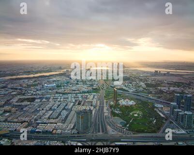 Vista aerea dello skyline di Dubai durante l'alba Foto Stock