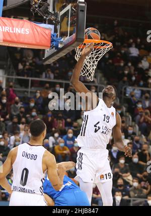 Barcellona, Spagna. 27th Jan 2022. Youssoupha caduta di ASVEL durante la partita di basket Turkish Airlines Eurolega tra FC Barcelona e LDLC ASVEL il 27 gennaio 2022 a Palau Blaugrana a Barcellona, Spagna - Foto: Laurent Lairys/DPPI/LiveMedia Credit: Independent Photo Agency/Alamy Live News Foto Stock