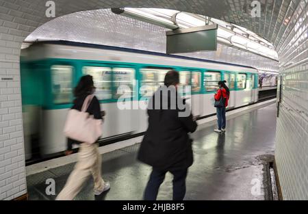 Parigi, Francia. 18th Ott 2021. I passeggeri utilizzano la metropolitana di Parigi alla stazione 'Duroc'. Credit: Jan Woitas/dpa-Zentralbild/ZB/dpa/Alamy Live News Foto Stock