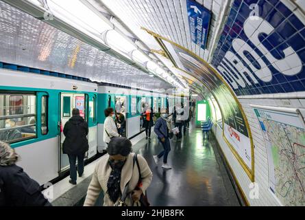 Parigi, Francia. 18th Ott 2021. I passeggeri utilizzano la metropolitana di Parigi alla stazione 'Duroc'. Credit: Jan Woitas/dpa-Zentralbild/ZB/dpa/Alamy Live News Foto Stock