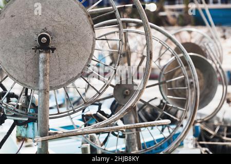 Argani netti di piccole imbarcazioni da pesca, foto di sfondo industriale Foto Stock