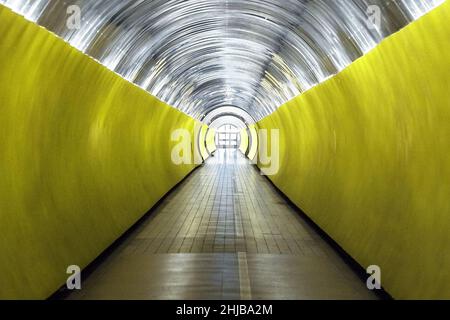 Tunnel pedonale sotterraneo giallo. Stoccolma Svezia Foto Stock