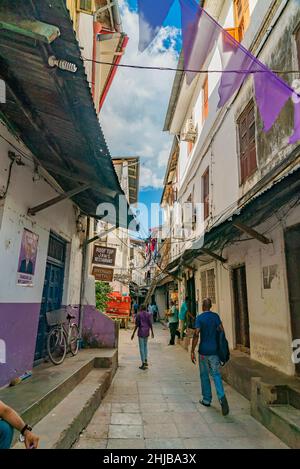 CITTÀ DI PIETRA, TANZANIA - 22 dicembre 2021: Strade strette e vecchie case in città di pietra, Zanzibar, Tanzania Foto Stock