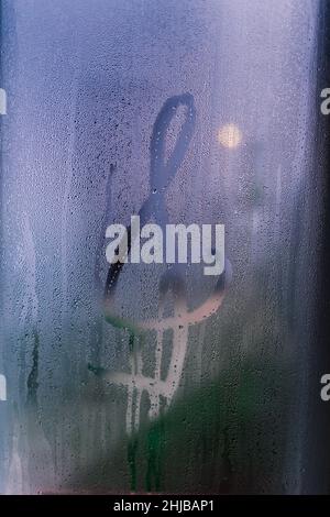 G-clef disegno su finestra isolata su sfondo blu. Foto Stock