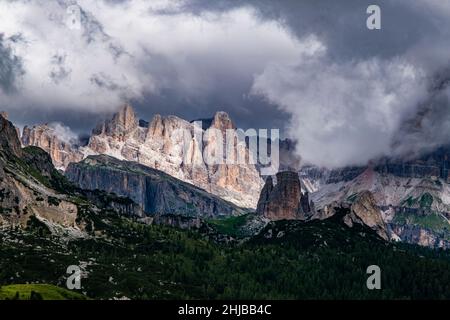 Cinque Torri e gruppo Tofana, cime coperte di nuvole, viste dalla forcella di Giau. Foto Stock