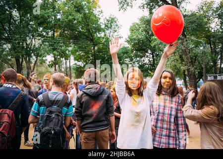 Ragazze che si divertono e ballano insieme al festival dei colori Holi nel parco di Gomel, Bielorussia Foto Stock