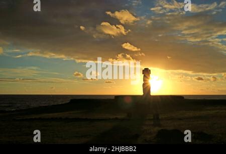 Vista mozzafiato del sole che splende attraverso la silhouette della statua di Moai di AHU Ko te Riku, Tahai , Isola di Pasqua, Cile Foto Stock