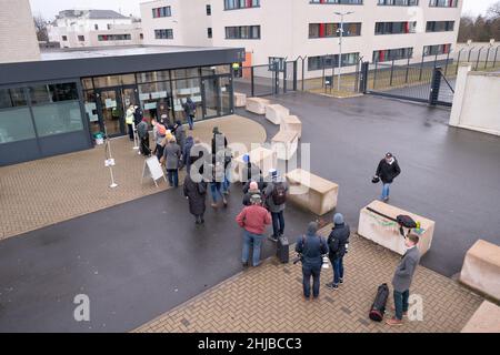 Dresda, Germania. 28th Jan 2022. I giornalisti aspettano l'ingresso fuori dalla sede del processo della Corte Regionale - una sala speciale della Corte Regionale superiore di Dresda. Più di due anni dopo il furto del gioiello dalla storica Green Vault di Dresda, inizia il processo di sei presunti autori. Credit: Kahnert/dpa-Zentralbild/dpa/Alamy Live News Foto Stock